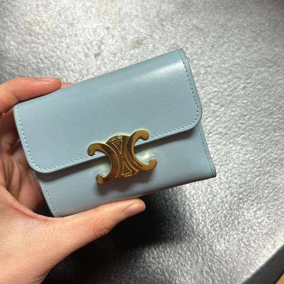 COMPACT WALLET WITH COIN TRIOMPHE IN SHINY CALFSKIN
PALE BLUE. - Picture 2 of 11